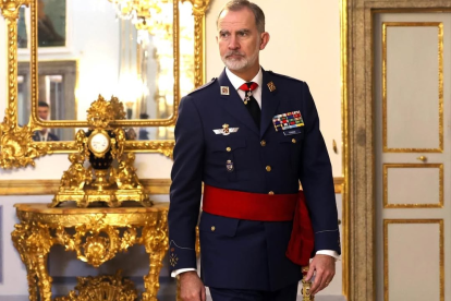Al rey Felipe VI se lo ha vinculado con hombres, entre ellos artistas como Miguel Bosé