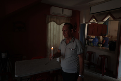 Los habitantes de la ciudadela Ietel, en el norte de Guayaquil, volvieron a utilizar velas ante la falta imprevista de energía eléctrica.