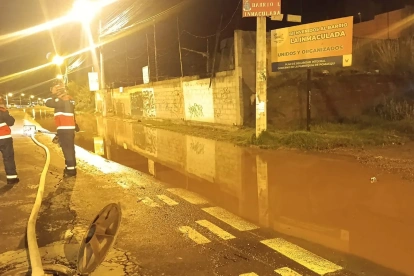 Las fuertes lluvias provocaron inundaciones en varios sectores de Quito, afectando viviendas y vías principales.