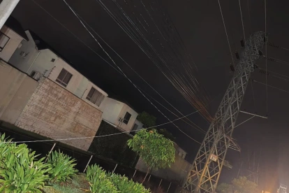 Torres de transmisión en Samborondón, donde CNEL reportó cortes de energía este 14 de abril.