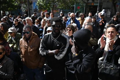 Colectivos antirracistas y de migrantes de Madrid se concentran en la plaza de Lavapiés.