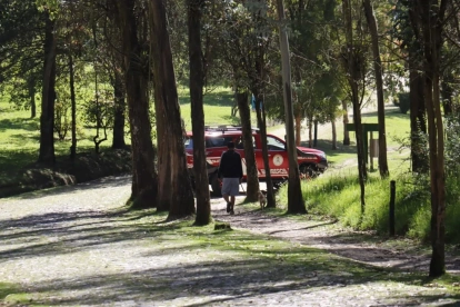 Bomberos y Policía Nacional refuerzan el operativo de búsqueda en el Parque Metropolitano de Quito.