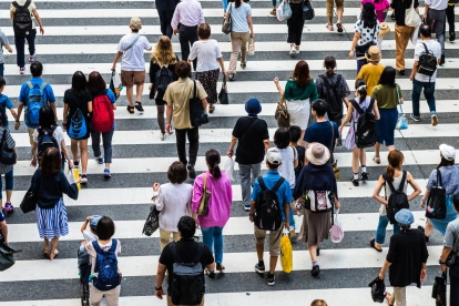 Referencial. Migrantes cruzan una avenida en España, en medio del proceso de regularización anunciado para medio millón de personas.