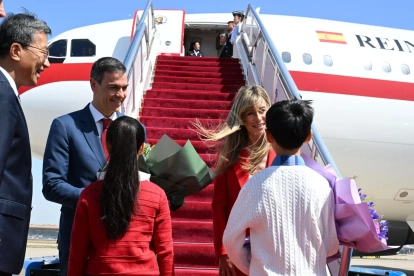 El jefe del Gobierno español, Pedro Sánchez, acompañado de su mujer, Begoña Gómez, llega este sábado a Pekín.