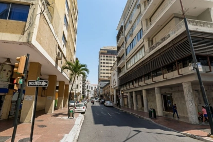 En la esquina de Escobedo y Luque se produjo el conato de incendio, que fue controlado por los bomberos de Guayaquil.