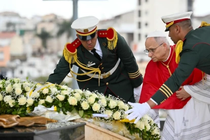 El papa León XIV coloca una corona de flores en el Monumento a los Mártires Maqam Echahid en El Madania, cerca de Argel, Argelia.