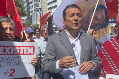 Geovanni Atarihuana, junto a otros dirigentes de Unidad Popular, en rueda de prensa dijo que no tienen ni 1 % de desafiliaciones, según el mismo CNE.