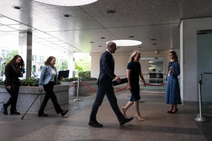 El embajador de Israel en EE.UU., Yechiel Leiter (C), llega antes de las conversaciones de paz entre Israel y Líbano al Departamento de Estado, en Washington.