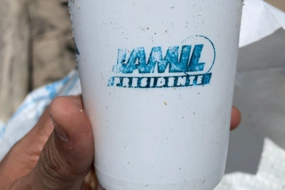Este vaso de la campaña del expresidente Jamil Mahuad, de 1998, fue encontrado durante una actividad de limpieza que organizó la fundación Mingas por el Mar.