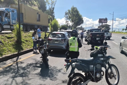 Cinco autos se accidentaron por un choque en la avenida Simón Bolívar.