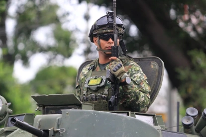 Integrante del Ejército de Colombia vigilando el Puente Internacional Simón Bolívar (Colombia).