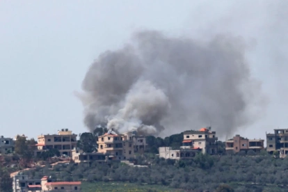 Una densa columna de humo se eleva tras un ataque aéreo israelí en la aldea de Bent Jbeil, en el sur del Líbano, el 14 de abril de 2026.