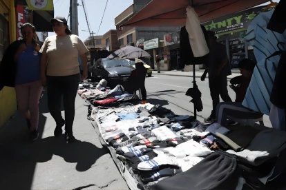 Las ventas informales se convierten en una salida para quienes enfrentan el aumento de costos y la falta de oportunidades laborales.