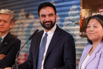 El alcalde de Nueva York, Zohran Mamdani (C), durante una conferencia de prensa en La Marqueta en Nueva York, Estados Unidos, 14 de abril de 2026.