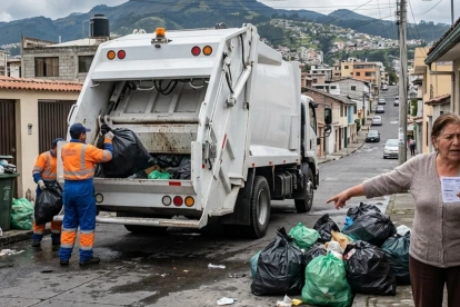 Una ciudadana reclama por el incremento en la tasa de basura mientras sostiene su planilla frente a un punto de recolección.