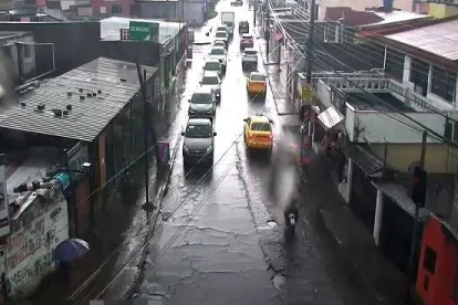 Una intensa lluvia se registró en Quito el 14 de abril. En algunas zonas cayó granizo.