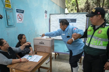 Un integrante del Serenazgo de Perú con movilidad reducida vota este lunes, en el distrito de San Juan de Miraflores en Lima (Perú).