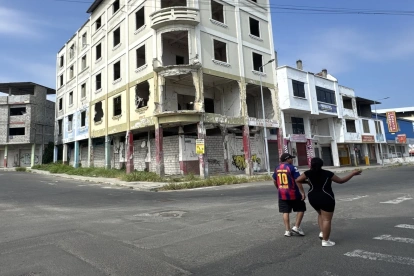 1. Abandono. Una de las infraestructuras que aún se mantiene en pie tras el sismo.