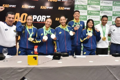 Con las medallas colgadas de sus cuellos, los andarines nacionales arribaron a Quito