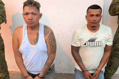 Alias Gordo Danny (izquierda) y Puppy fueron detenidos por militares en Calceta. El Ministerio de Defensa asegura que son miembros de la banda criminal Los Choneros.