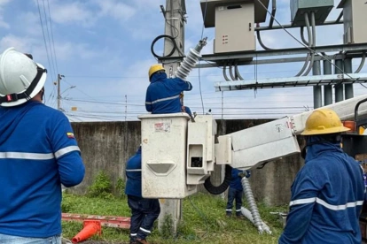 Técnicos de CNEL realizan mantenimiento en la subtransmisión de Pascuales.