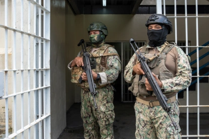 Referencial. Agentes resguardan el acceso a la Cárcel del Encuentro tras el fallecimiento del interno vinculado al ataque a TC