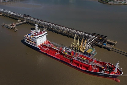 Referencial. Vista aérea de un buque atracado en un puerto industrial, en medio de las tensiones por el bloqueo comercial en Irán.
