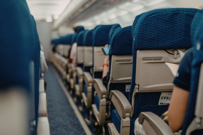 Los bancos de energía deberán transportarse exclusivamente en el equipaje de mano.