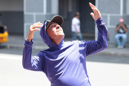 En Guayaquil, el calor y la alta humedad dominarán el día, con posibilidad de lluvias aisladas hacia la tarde.