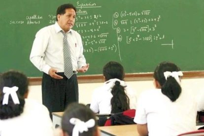 El maestro no solo debe ser visto como alguien que transmite conocimientos sino, también, como guía moral y ejemplo de vida.