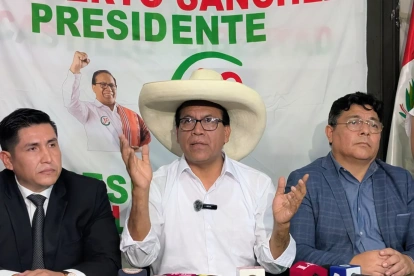 El candidato a la presidencia de Perú del partido Juntos por el Perú, Roberto Sánchez (c), habla durante una rueda de prensa en Lima (Perú).