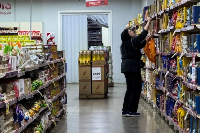 Fotografía de una persona haciendo compras en un supermercado de Argentina.