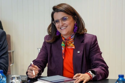 María José Pinto durante actividades oficiales en España mientras en Ecuador se difundían los comunicados sobre despidos en salud.