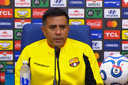 César Farías, entrenador de Barcelona, durante la rueda de prensa.