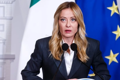 La primera ministra italiana, Giorgia Meloni, asiste a una rueda de prensa en el Palazzo Chigi de Roma, Italia, el 15 de abril de 2026.