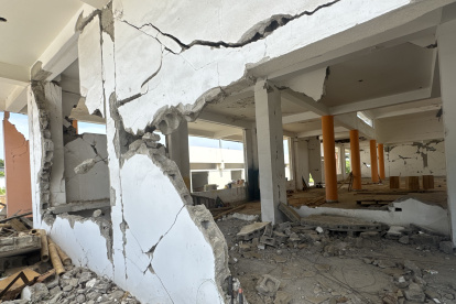 Aún en ruinas continúa el edificio de lo que fue la emblemática Unidad Educativa Eloy Alfaro, en Bahía de Caráquez, cantón Sucre, norte de Manabí