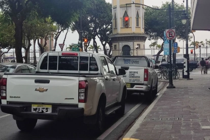 Vehículos del Municipio de Guayaquil han estado vinculados a irregularidades como el estacionamiento en zonas prohibidas.