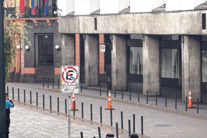 La maleta fue abandonada en el hall del ingreso al Palacio Municipal.