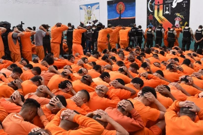 Trasladan 300 presos desde la cárcel de Imbabura N.°1 para reducir hacinamiento penitenciario.