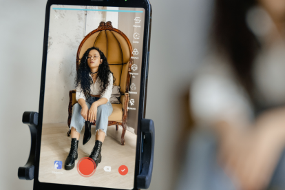 Las marcas ya no compiten por transmitir información, sino por generar interacción y convertirse en parte de la cultura juvenil.