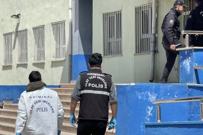 La policía turca investiga el tiroteo que tuvo lugar en una escuela en el distrito de Siverek de Sanliurfa, Turquía, el 14 de abril de 2026.