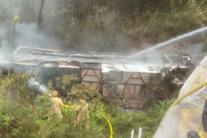 Un bus de pasajeros cayó a un abismo dejando varias personas fallecidas y heridas.