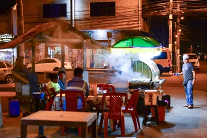 Negocios de comida funcionan por las tardes y noches en la ciudadela Panorama, en Durán.