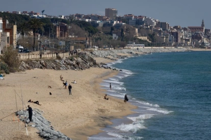 Se observa una sección de arena en la playa de Montgat, al norte de Barcelona, ​​el 26 de febrero de 2026.