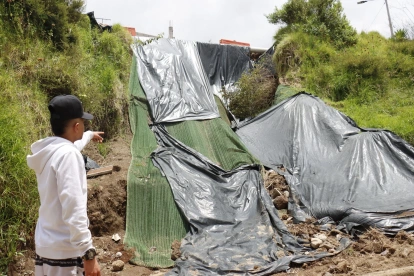 En La Bota se han registrado varios deslizamientos de tierra. Un talud fue cubierto con plástico negro.
