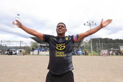 En una intensa final de la categoría máster, Manosalvas, con Chalá (c), derrotó 3-2 a Estrella Roja.