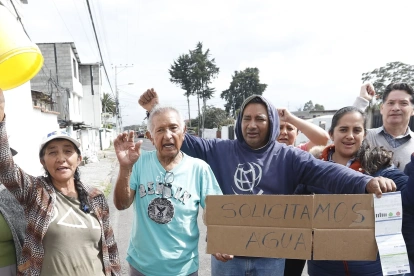 Tensión. La escasez de agua en Tumbaco obliga a familias a adaptar rutinas y enfrentar gastos adicionales para garantizar el consumo diario básico.