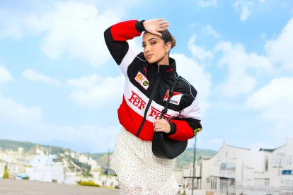 Cartera, gafas o calzado llamativo pueden hacer que el look se vea fashionista y no parezca improvisado.