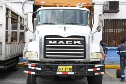 Volqueta del Municipio de Guayaquil ingresada a un predio privado, donde se habrían extraído combustible y almacenado bienes públicos.