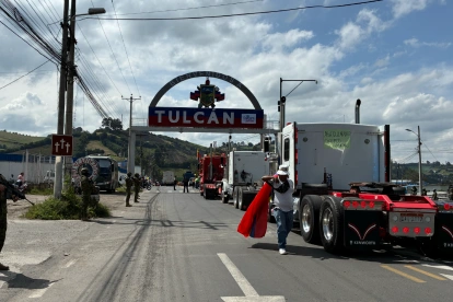 Camiones de carga permanecen detenidos en Rumichaca tras la caída del comercio bilateral entre Ecuador y Colombia por la subida de aranceles.